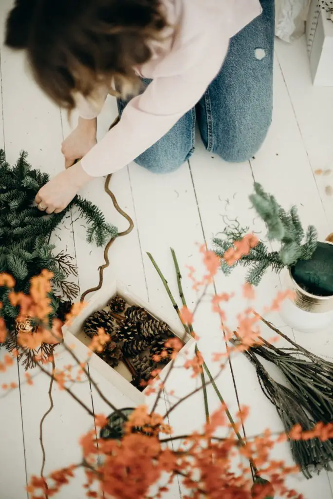 Demonstrating how to make your own Christmas decorations