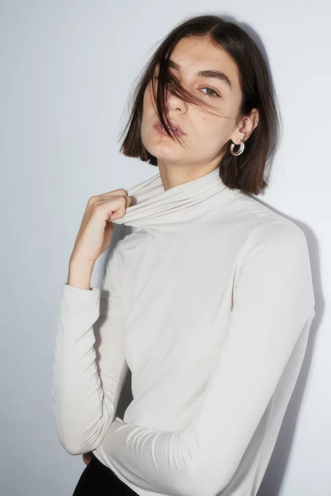 A white tight fitted turtleneck from H&M like Lorelai Gilmore would wear.